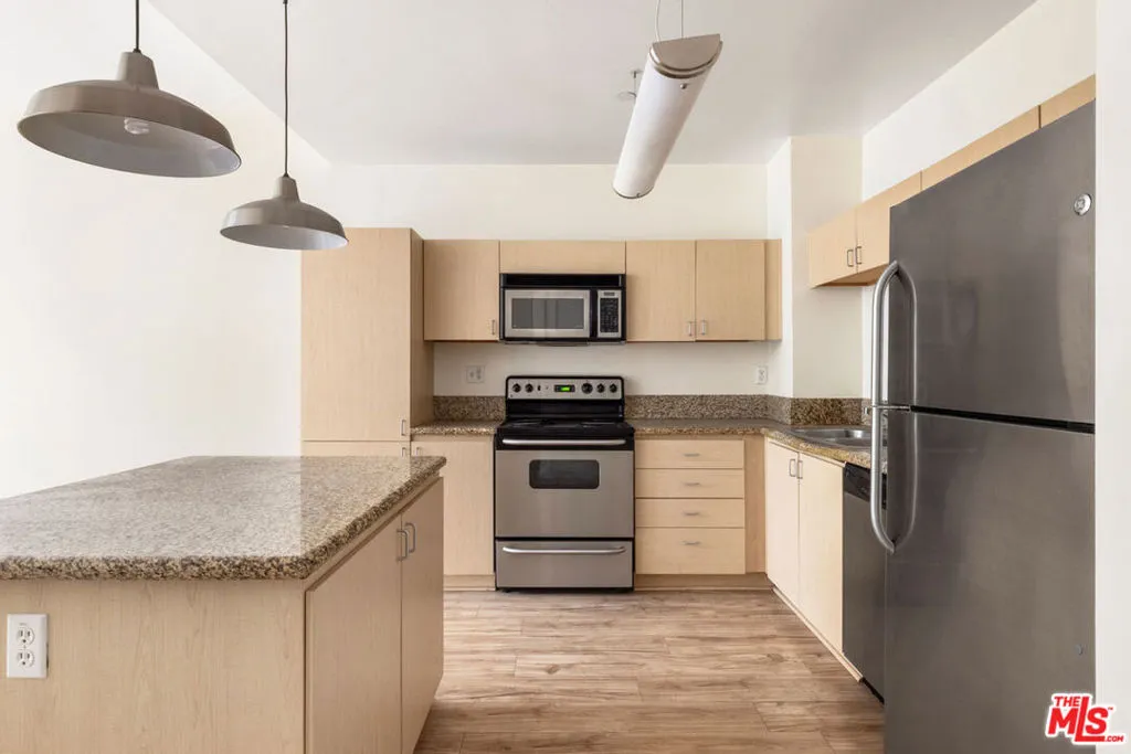 630 W 6th Street 303, Los Angeles, California 90017 home-pic-3